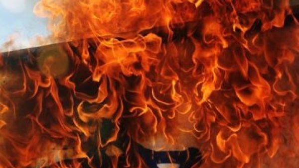 متظاهرون اتراك امام القنصلية الاسرائيلية في اسطنبول يحرقون علم الدولة العبرية
