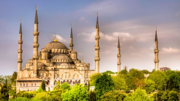 تخطف الفتيات التركيات الأنظار بجمالهن ورشاقتهن