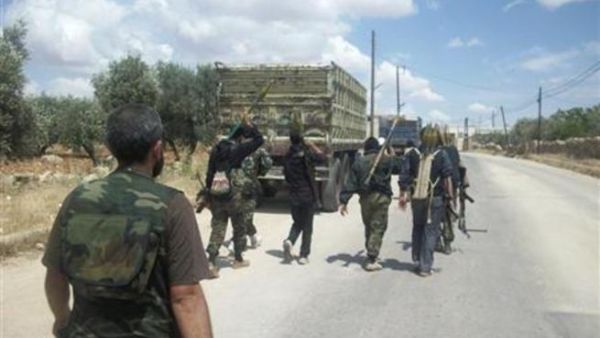 افراد من الجيش السوري الحر بالقرب من الحدود السورية التركية 
