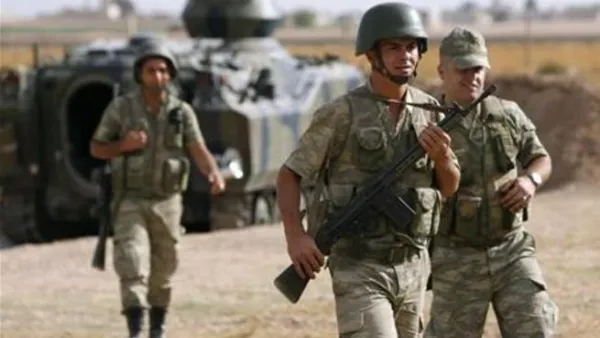 جنود اتراك على الحدود مع سوريا 

