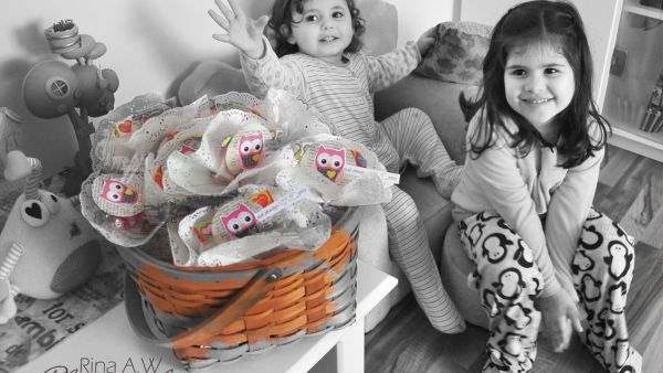 Rina and her kids make Valentine's a family day. (pic courtesy of craftnstyle.blogspot.com)