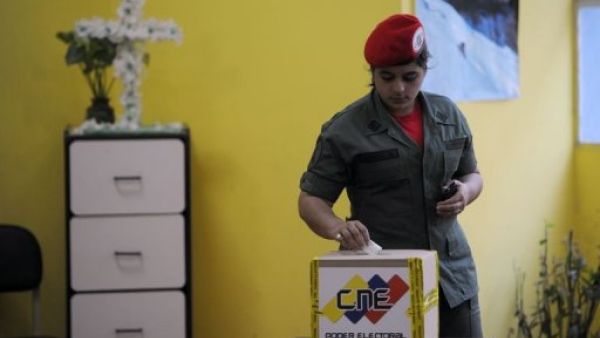 جندية فنزويلية تدلي بصوتها في كراكاس
