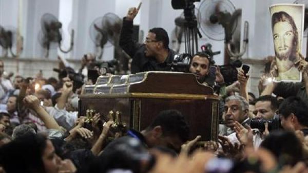 اقارب اربعة ضحايا قتلوا في هجوم على حفل زفاف يوم الاحمد يحضرون جنازاتهم في كنيسة العذراء في القاهرة
