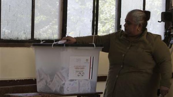 امراة تدلي بصوتها في احد مراكز الاقتراع في القاهرة