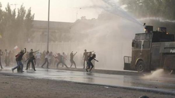 متظاهرون يلقون حجارة وقنابل حارقة على الشرطة في المنامة
