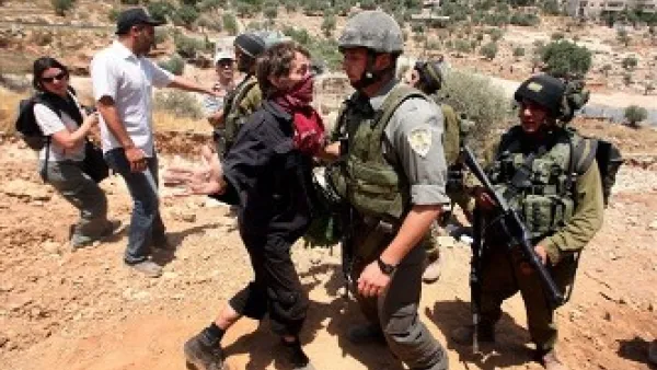 مواجهات بين جنود اسرائيليين وناشطين مؤيدين للفلسطينيين بالضفة