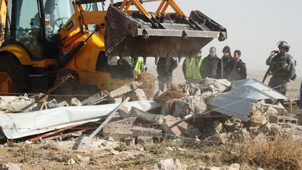 جرافة اسرائيلية تدمر احد مساكن البدو