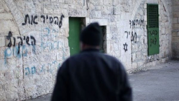 عامل بلدية فلسطيني ينظر الى جدران المسجد وسط القدس الغربية
