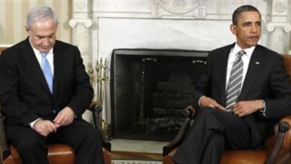 الرئيس الامريكي باراك اوباما (إلى اليمين) ورئيس الوزراء الاسرائيلي بنيامين نتنياهو في البيت الابي
