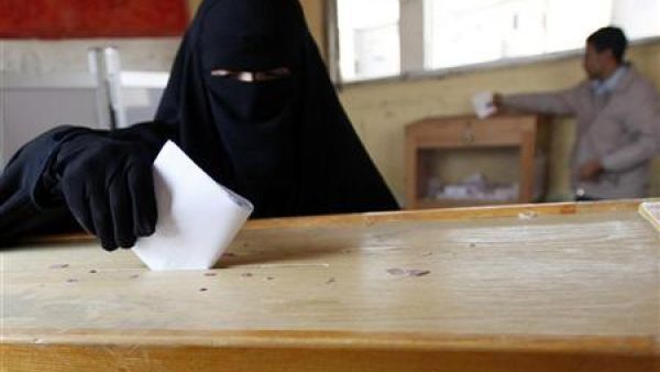 امرأة ترتدي النقاب تدلي بصوتها في الانتخابات ببلدة قها في محافظة القليوبية 
