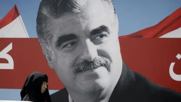 لافتة ضخمة عليها صورة رئيس الوزرا ء اللبناني الراحل رفيق الحريري في وسط بيروت 
