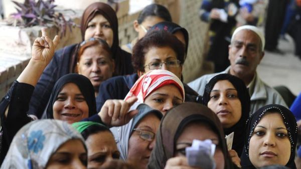 نساء امام احد مراكز الاقتراع في مصر