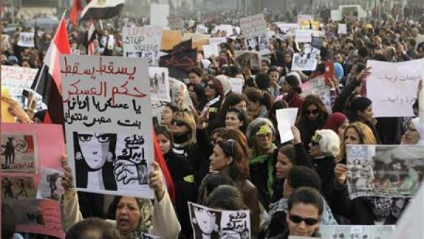 مصريات أثناء مسيرة مناهضة لحكم المجلس العسكري بالقاهر