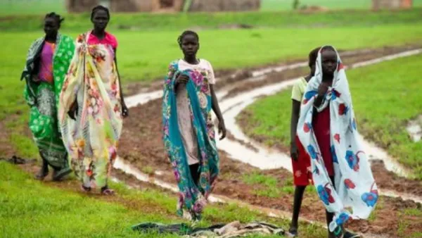 سودانيات يسرن في حقل في باريانغ في ولاية الوحدة 
