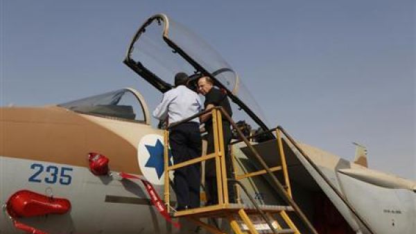 وزير الدفاع الاسرائيلي موشي يعلون والميجر جنرال عمير ايشيل قائد القوات الجوية يتفقدان طائرة اف-15 في قاعدة جوية بجنوب اسرائيل
