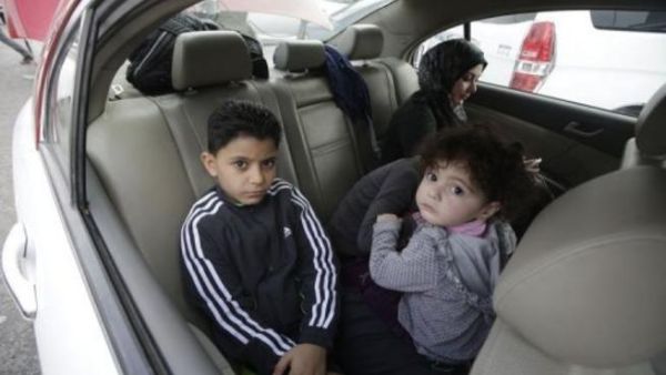 ارشيف/ لاجئون فلسطينيون يفرون من مخيم اليرموك