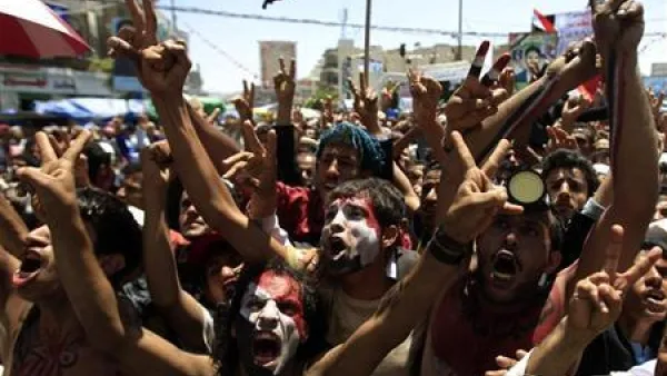 محتجون مناهضون للحكومة اليمنية في مسيرة في صنعاء