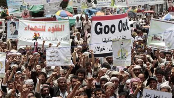 محتجون مناهضون للحكومة يطالبون برحيل الرئيس اليمني علي عبد الله صالخ في صنعا
