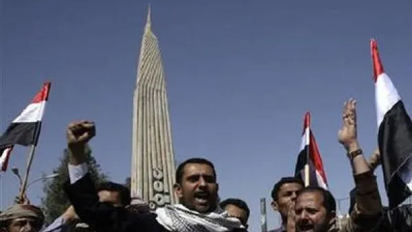 متظاهرون من المعارضة اليمنية يرددون هتافات مناهضة للنظام الحاكم 