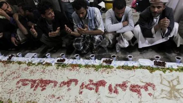 محتجون يمنيون مناهضون للحكومة قبل تناول افطار رمضان في ساحة التغيير في صنعاء
