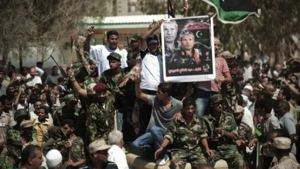 ثوار ليبيون يحملون صورة قائدهم العسكري عبد الفتاح يونس في بنغازي في 29 تموز