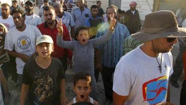 لاجئون سوروين يرددون شعارات مناهضة للرئيس السوري بشار الاسد خلال مسيرة لدعم الجيش السوري الحر في مخيم الزعتري للاجئين في المرفق على الحدود السورية الاردنية
