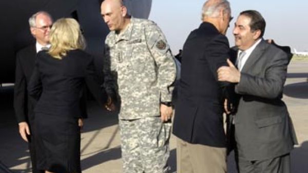 زيباري يحتضن نائب الرئيس الأمريكي في إحدى زياراته لبغداد
