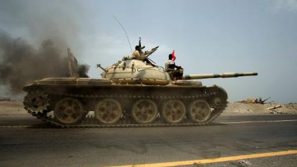 جنود يمنيون ورجال قبائل موالون للجيش على متن دبابة للجيش في مدينة زنجبار
