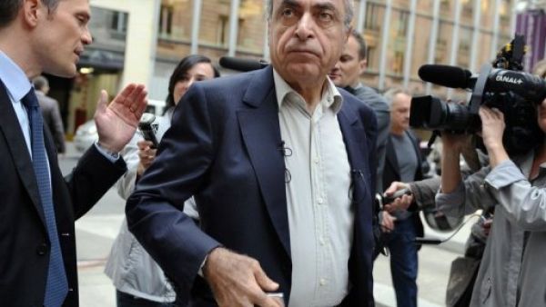 زياد تقي الدين (يمين) مع محاميه لودوفيك لانديفو في باريس
