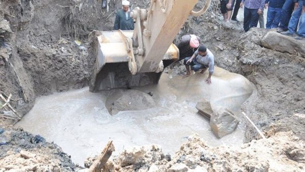 لم يرق لرواد مواقع التواصل استخراج التمثالين الثمينين بتلك الطريقة