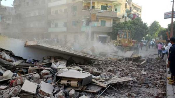 تشهد مصر انهيارات متكررة لعقارات نتيجة البناء العشوائي وعدم الالتزام بقوانين البناء أو لتصدعها 
