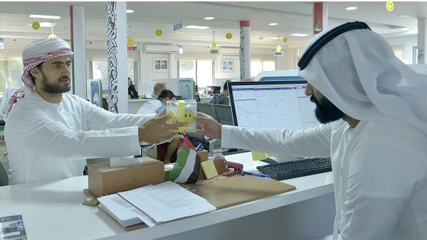 احد المتعاملين يستلم الهدايا المقدمة له من سلطة دبي الملاحية.