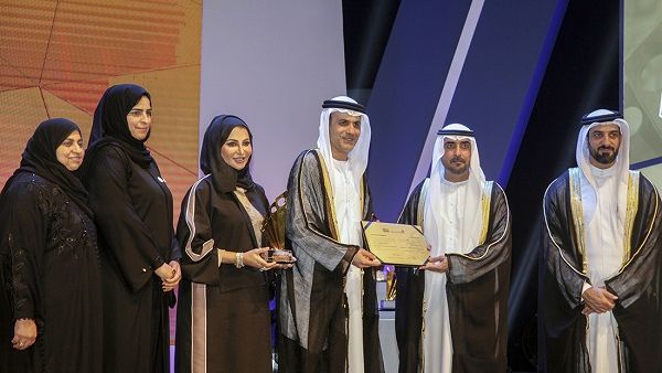 شكر معالي العويس القائمين على جائزة الشارقة للاتصال الحكومي وأشاد بالأداء المتميز والمهنية العالية للجنة التحكيم. شكر معالي العويس القائمين على جائزة الشارقة للاتصال الحكومي وأشاد بالأداء المتميز والمهنية العالية للجنة التحكيم.