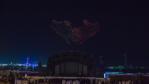 شهد مهرجان أم الإمارات عرضاً لسرب يتكون من 500 طائرة بدون طيار "درون" بالأضواء في سماء العاصمة.