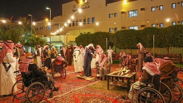 ضمنت الفعاليات تنظيم برنامج التعاونية هيلث زون الذي قدم خدمات صحية متنوعة للمسنين، شملت القياسات الحيوية للجسم والفحص العام والاستشارات الصحية والغذائية ونصائح لتغيير نمط حياتهم لينعموا بصحة أفضل. ضمنت الفعاليات تنظيم برنامج التعاونية هيلث زون الذي قدم خدمات صحية متنوعة للمسنين، شملت القياسات الحيوية للجسم والفحص العام والاستشارات الصحية والغذائية ونصائح لتغيير نمط حياتهم لينعموا بصحة أفضل.