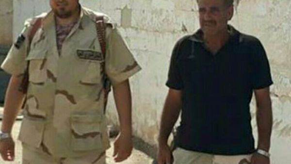 محمد ابو زيد (يسار) خلال المعارك في درعا 