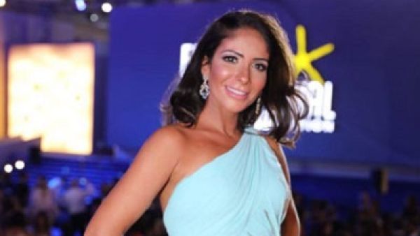 منى زكي تضطر الى تغيير فستانها في مهرجان الجونة السينمائي