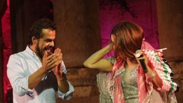 منذر رياحنة يشارك الفنانة لطيفة الرقص على مسرح جرش