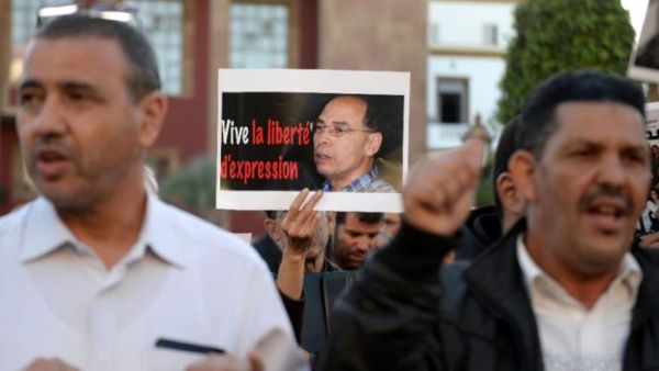 Moroccan protesters hold posters during a demonstration in Rabat in support of Maati Monjib on Oct. 21, 2015. (AFP/Fadel Senna)