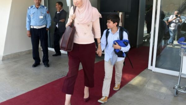الصحافية بثينة عزابي ومعها الطفل حيدر لدى وصولهما الى مطار الملك محمد الخامس
