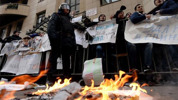 تظاهرة غاضبة امام السفارة التركية في موسكو