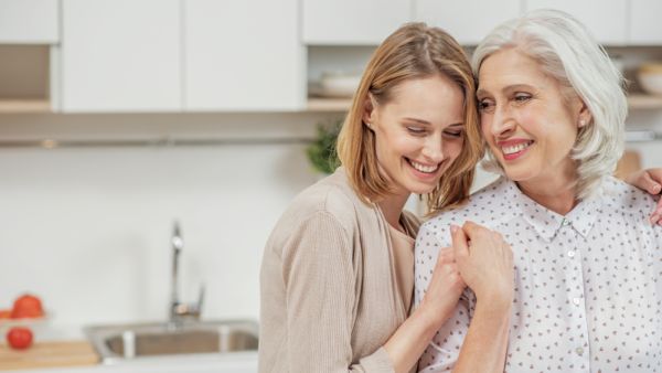 الأمومة أعظم هبة خص الله بها النساء