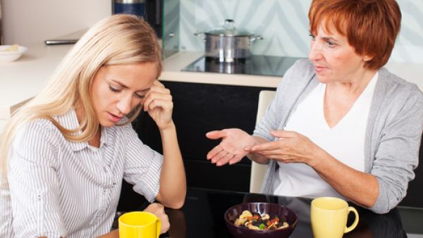 إنّ العلاقة بين الحماة والكنّة من أكثر العلاقات الشائكة في العائلة