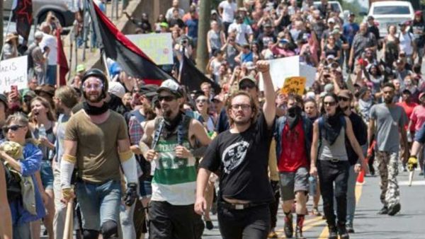 عشرات من المتطرفين البيض في الولايات المتحدة يعودون إلى مكان مسيرة أغسطس