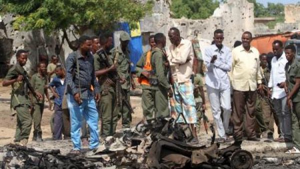 قوات حكومية صومالية في مسرح الهجوم بالعاصمة مقديشو
