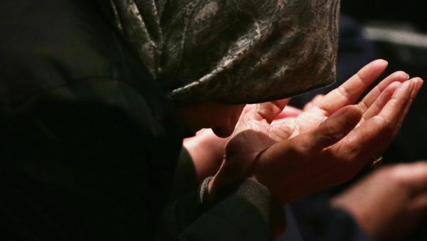 A Muslim woman prays during a Friday prayer service.  (AFP/Alex Wong)