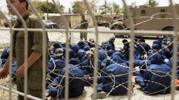 أسرى نفحة والنقب يعلنون إضرابا عن الطعام
