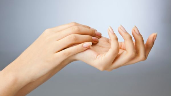 تعرض الأظافر للعديد من المشاكل منها مشكلة الاصفرار