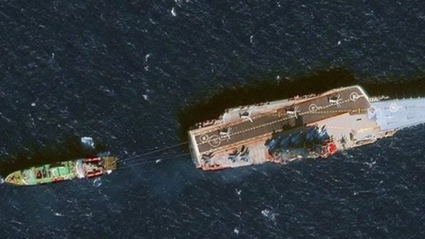 الصورة التي انتشرت لسفينة تجر حاملة الطائرات الروسية في البحر الأبيض