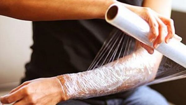 لف الجسم بالنايلون تساعد المرأة على الحصول على جسم رشيق 
